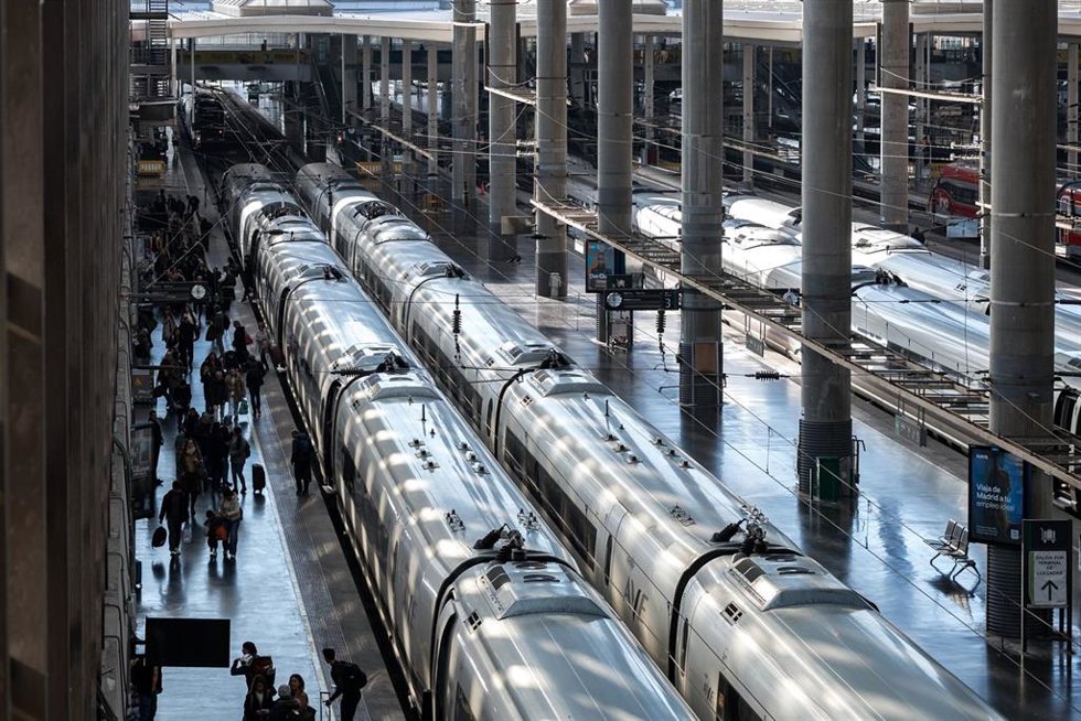 Viajeros cogen su tren en la estación de Madrid-Puerta de Atocha-Almudena Grandes, a 17 de febrero de 2026, en Madrid (España).  