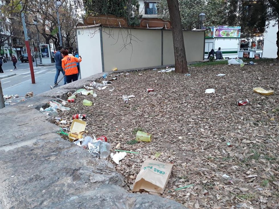 Archivo - Imagen de archivo de trabajadora del servicio de limpieza en Fallas.