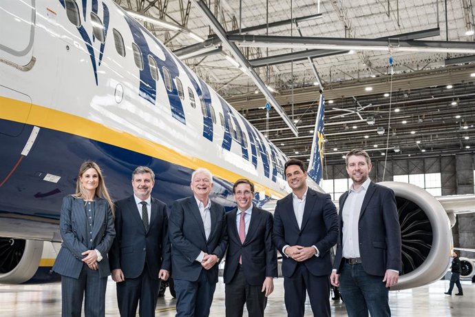 El alcalde de Madrid, José Luis Martínez-Almeida, y el CEO de Ryanair DAC, Eddie Wilson, durante la inauguración del nuevo hangar de mantenimiento de Ryanair, en la Zona industrial de Barajas, a 18 de marzo de 2026, en Madrid (España).