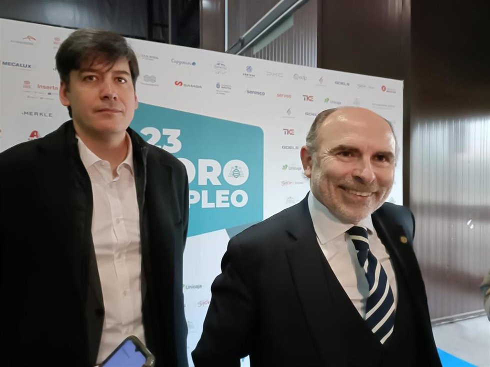 El rector de la Universidad de Oviedo, Ignacio Villaverde (en primer plano), junto al consejero de Ciencia, Industria y Empleo del Gobierno del Principado de Asturias, Borja Sánchez, antes de inaugurar, en Gijón, el 23 Foro de Empleo.