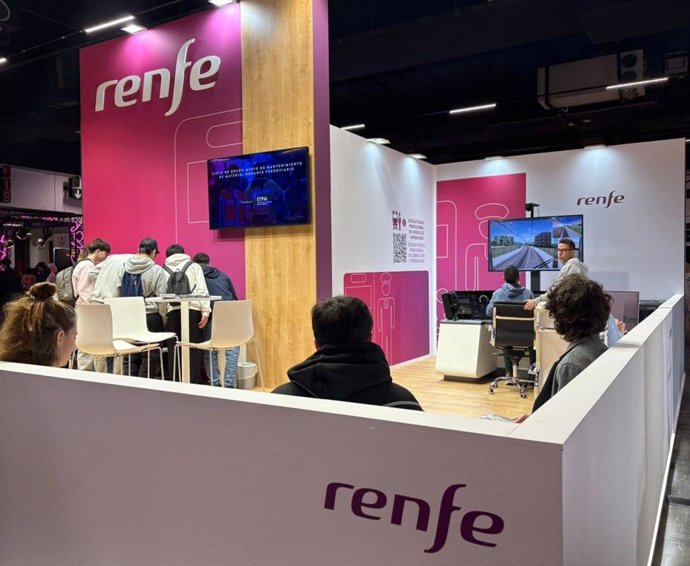 Archivo - Estand de Renfe en una edición anterior del Saló de l'Ensenyament