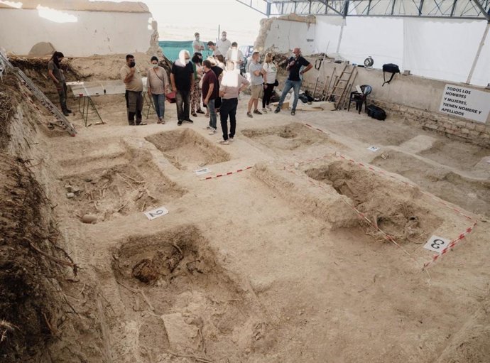 Excavaciones en el patio civil del cementerio de Trebujena (Cádiz)