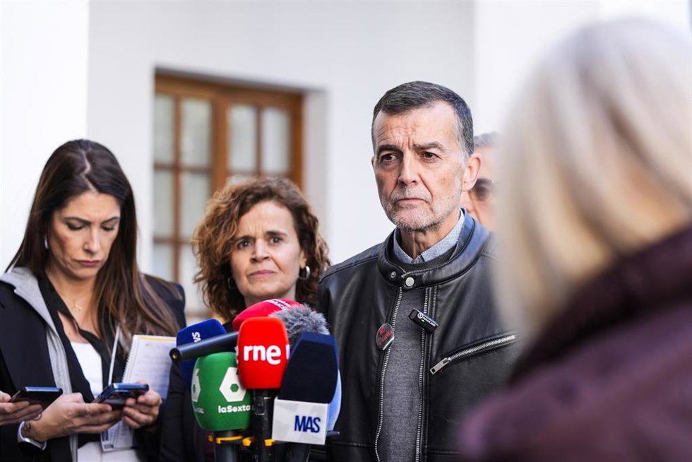 El coordinador federal de IU y candidato de Por Andalucía a la Presidencia de la Junta, Antonio Maíllo, atiende a los medios de comunicación  en el Parlamento de Andalucía, a 17 de marzo de 2026 en Sevilla (Andalucía, España). 