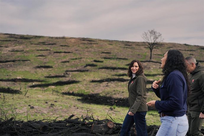 La presidenta de la Comunidad de Madrid, Isabel Díaz Ayuso, ha comprobado este miércoles los trabajos de urgencia ya finalizados en el Monte de Viñuelas tras el incendio del verano