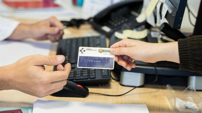 La tarjeta funcionará tanto en formato físico como digital, incorporando un distintivo específico en la historia clínica del paciente