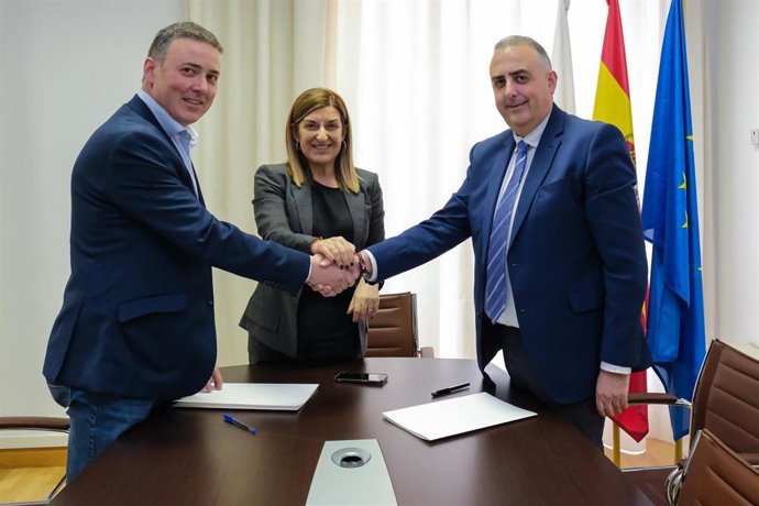 El alcalde Valdeolea, Fernando Franco; la presidenta de Cantabria, María José Sáenz de Buruaga; y el consejero de Vivienda, Roberto Media