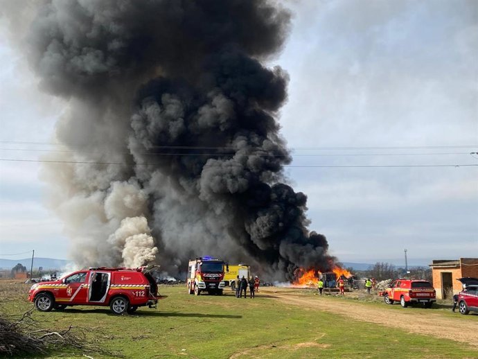 Varias dotaciones de Bomberos trabajan para sofocar el fuego rpoducido en una nave industrial de residuos plásticos en La Bañeza (León).