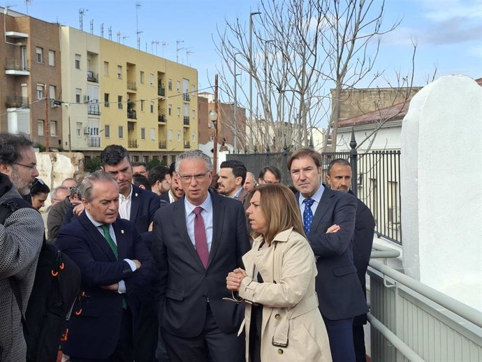 El delegado del Gobierno, José Luis Quintana; el consejero de Infraestructuras de la Junta en funciones, Manuel Martín Castizo; y la delegada de Urbanismo, Silvia Fernández, inauguran la pasarela peatonal sobre la estación de ferrocarril en Mérida