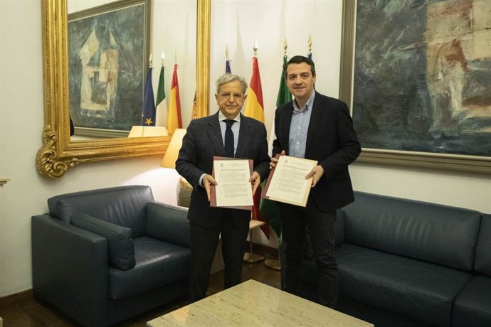 El presidente de la Diputación de Córdoba, Salvador Fuentes, y el alcalde de Córdoba, José María Bellido, tras la firma de la adenda al convenio de cesión de la Huerta de las Caballerizas Reales.