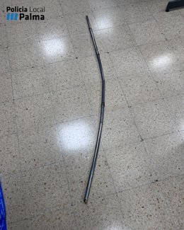 Tubo metálico intervenido al detenido por robar y agredir a una dependienta de una tienda de dulces del centro de Palma.