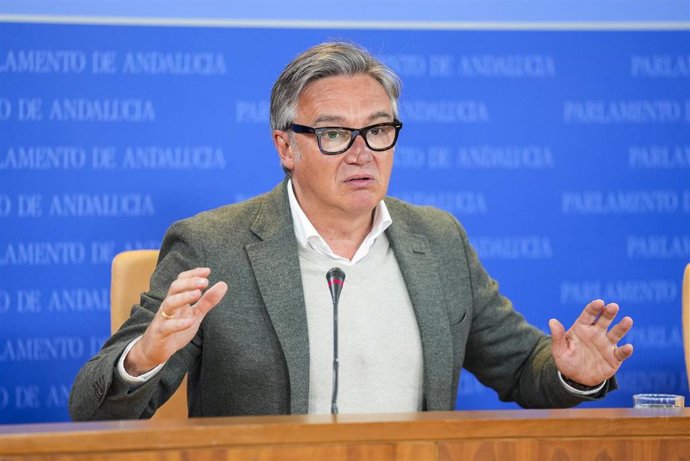 El portavoz del Grupo Parlamentario Vox, Manuel Gavira, durante la ronda de ruedas de prensa de portavoces de los grupos parlamentarios en el Parlamento de Andalucía, a 18 de marzo de 2026 en Sevilla (Andalucía, España). Los portavoces de los grupos parla