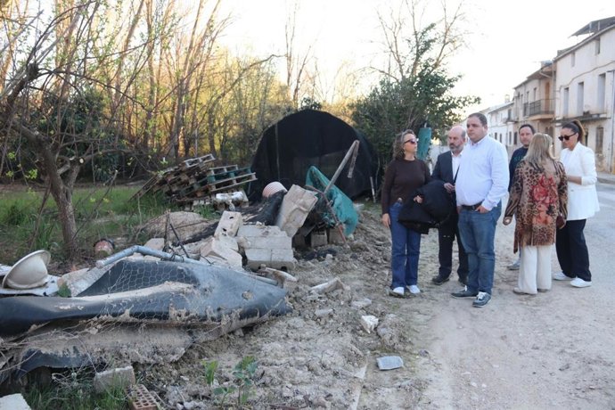 Víctor Torres en su visita a Mogón para comprobar el estado de esta pedanía de Villacarrillo tras el temporal