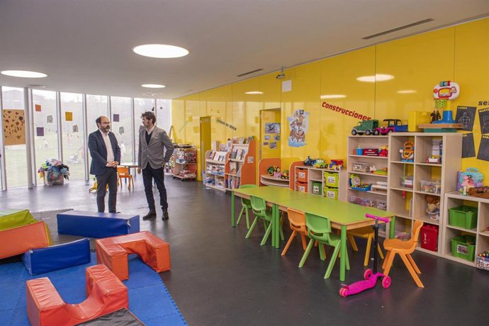 Archivo - El primer teniente de alcalde, José Luis Urraca, y el concejal de Bienestar Social, Alberto Rubio, en la Ludoteca Municipal 'Trastolillo'