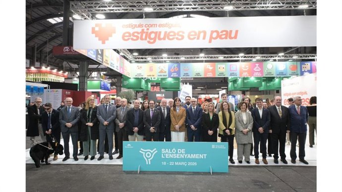 Foto de familia con la consellera Núria Montserrat en el primer día del Saló de l'Ensenyament 2026