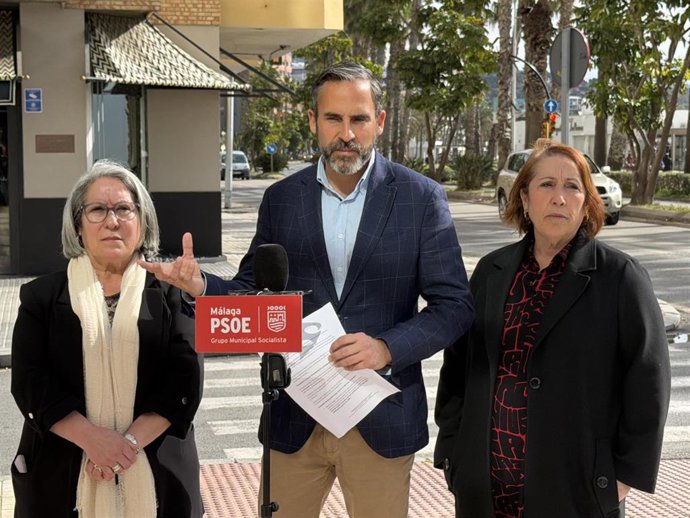El portavoz municipal del PSOE, Daniel Pérez, junto a las concejalas socialistas Carmen Martín y Mari Carmen Sánchez