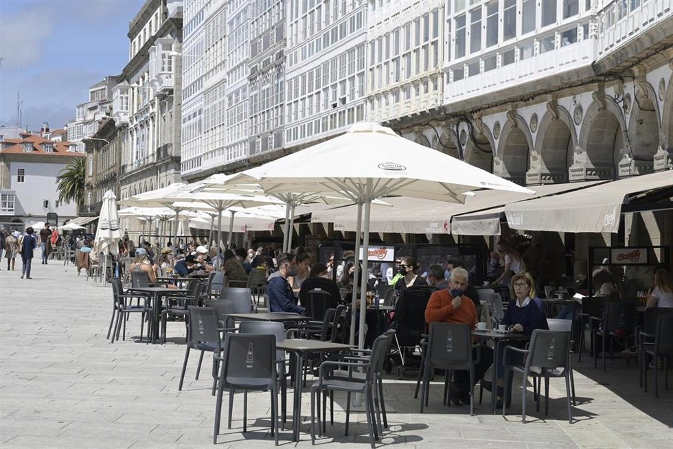 Archivo - Varias personas en la terraza de un bar en A Coruña