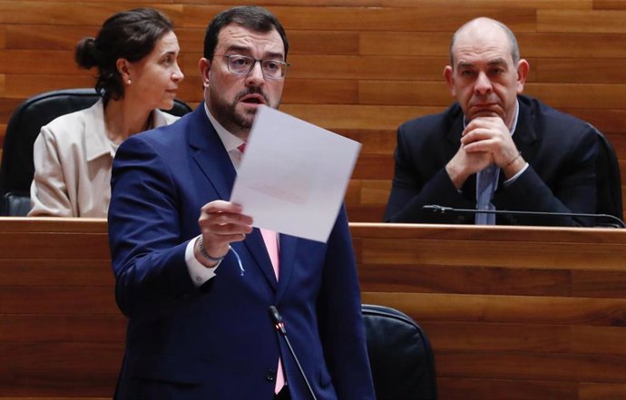 El presidente del Principado, Adrián Barbón, en el Pleno de la Junta.