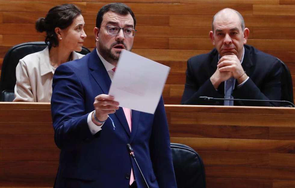 El presidente del Principado, Adrián Barbón, en el Pleno de la Junta.