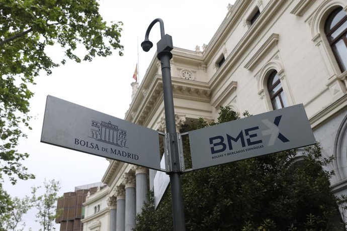 Archivo - Arxiu - Cartell situat en els voltants del Palau de la Borsa a Madrid
