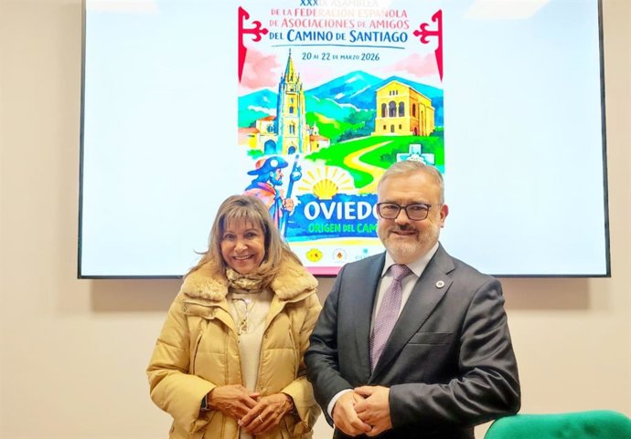 La presidenta de la Asociación Astur-Leonesa de Amigos del Camino de Santiago, Lourdes Campillo, presenta en rueda de prensa el programa de la Asamblea, acompañada por el concejal de Turismo de Oviedo, Alfredo García Quintana.
