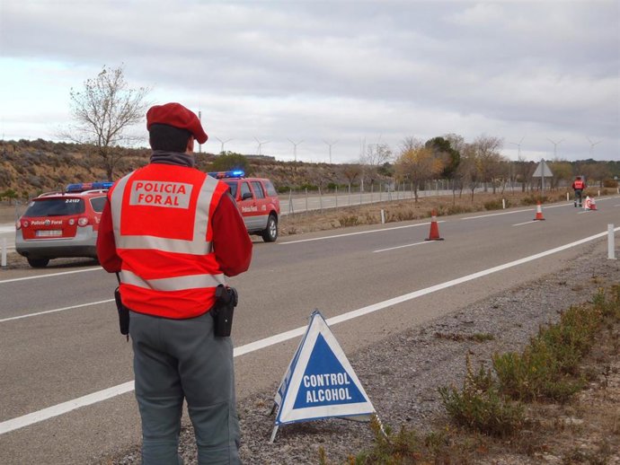 Archivo - Control de alcoholemia de la Policía Foral.