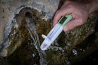 Greenpeace alerta de que en más de la mitad de municipios españoles "se estaría bebiendo agua contaminada" por nitratos