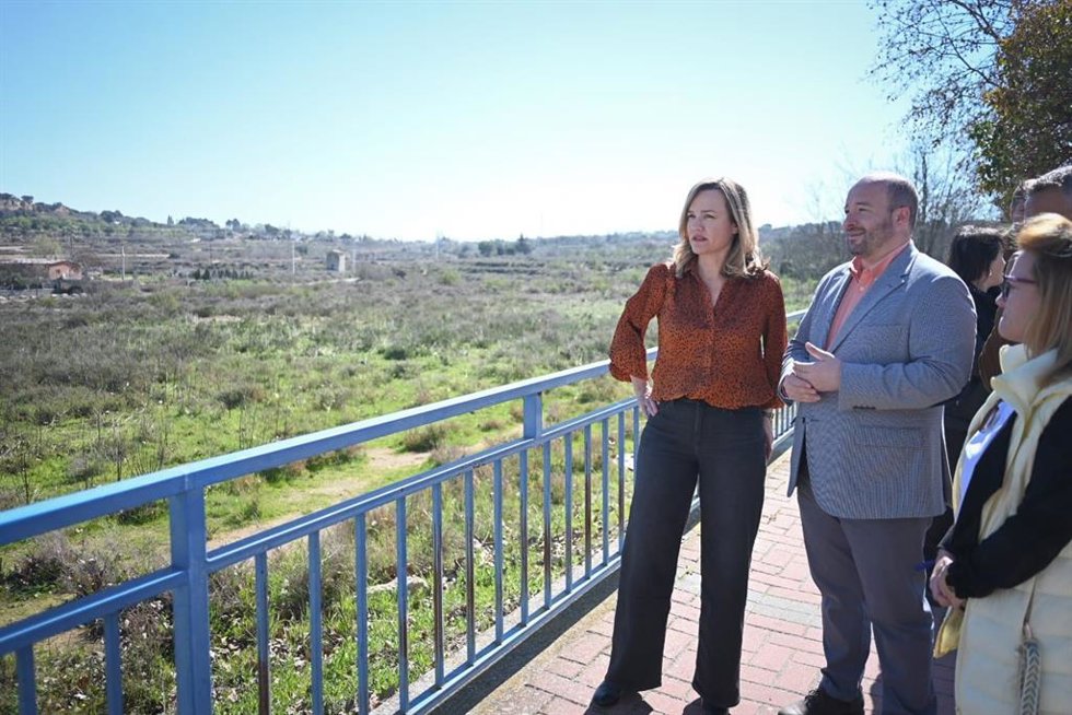 La secretaria general del PSOE Aragón, Pilar Alegría, ante el solar sobre el que está proyectado el segundo IES de Monzón.