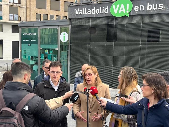 Los portavoces de VTLP y PSOE, Rocío Anguita y Pedro Herrero, atienden a los medios de comunicación.