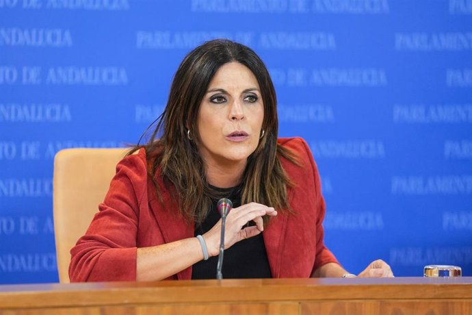 La portavoz adjunta del Grupo Parlamentario Socialista, Ángeles Férriz, durante la ronda de ruedas de prensa de portavoces de los grupos parlamentarios en el Parlamento de Andalucía, a 18 de marzo de 2026 en Sevilla (Andalucía, España). Los portavoces de 