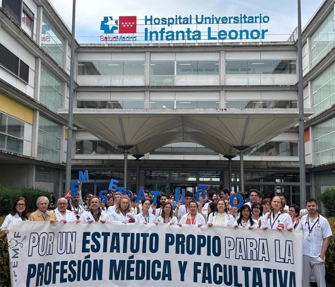Médicos claman frente al Infanta Leonor por un Esatuto Marco propio y llama a Sanidad a negociar