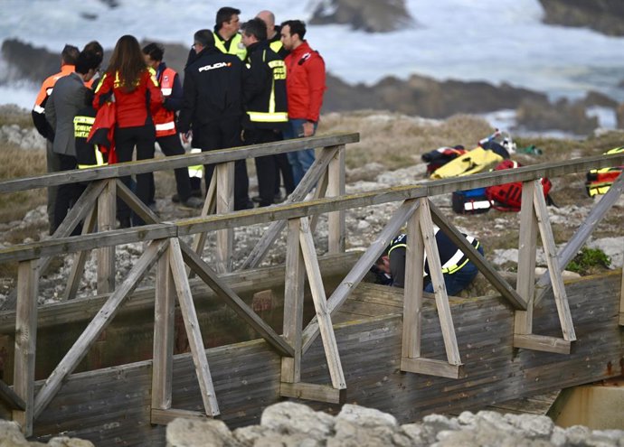 As equipes de emergência estão trabalhando no local do incidente, em 3 de março de 2026, em Santander, Cantábria (Espanha). Três mulheres morreram esta tarde após a ruptura de uma passarela na praia de El Bocal, em Santander, e a queda no mar. Uma delas t