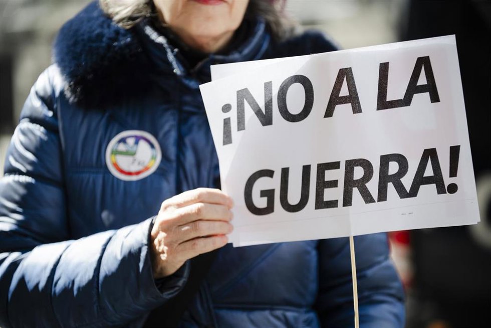 Una persona muestra un cartel de 'No a la guerra' durante una manifestación pacifista, a 14 de marzo de 2026, en Madrid (España). La marcha, convocada bajo el lema No a la guerra, busca reivindicar la defensa de la paz entre los pueblos y la solución
