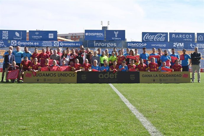 Foto de familia del partido de fútbol solidario organizado por la Federación de Fútbol de la Región de Murcia a beneficio de la Fundación Aladina