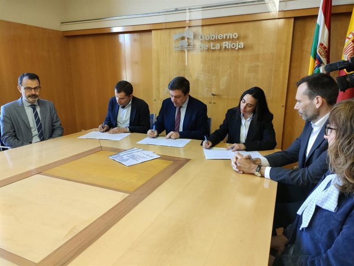 El consejero de Educación y Empleo, Alberto Galiana, el presidente de ANPE Rioja, Gustavo Navas, y la responsable del sector de Educación de CSIF La Rioja, Beatriz Gómez, firman el acuerdo por la mejora de las condiciones laborales de interinos