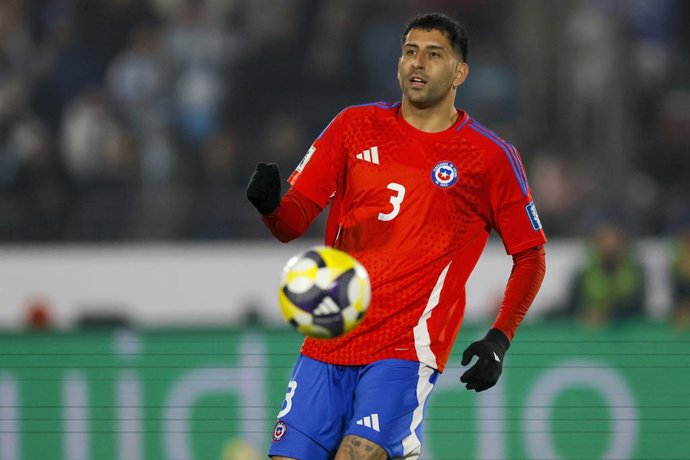 Futbol, Chile vs Argentina. Eliminatorias al mundial de la Fifa 2026. El jugador de la seleccion chilena Guillermo Maripan es fotografiado durante un partido clasificatorio al mundial de 2026 contra Argentina disputado en el estadio Nacional de Santiago,