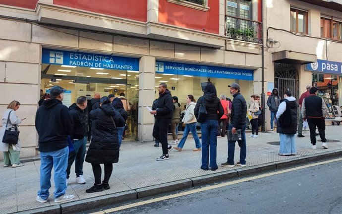 Personas esperando su turno para entrar a las oficinas del Padrón Municipal de Oviedo.
