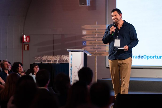 El fundador del proyecto Son Pera Jaia, Damià Rius, explica su proyecto en la entrega de los premios de la 5ª edición del programa 'Tierra de oportunidades' de CaixaBank.