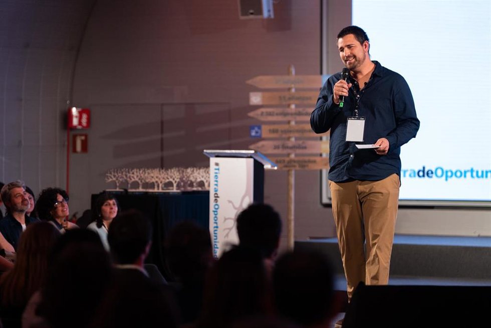 El fundador del proyecto Son Pera Jaia, Dami Rius, explica su proyecto en la entrega de los premios de la 5 edición del programa 'Tierra de oportunidades' de CaixaBank.