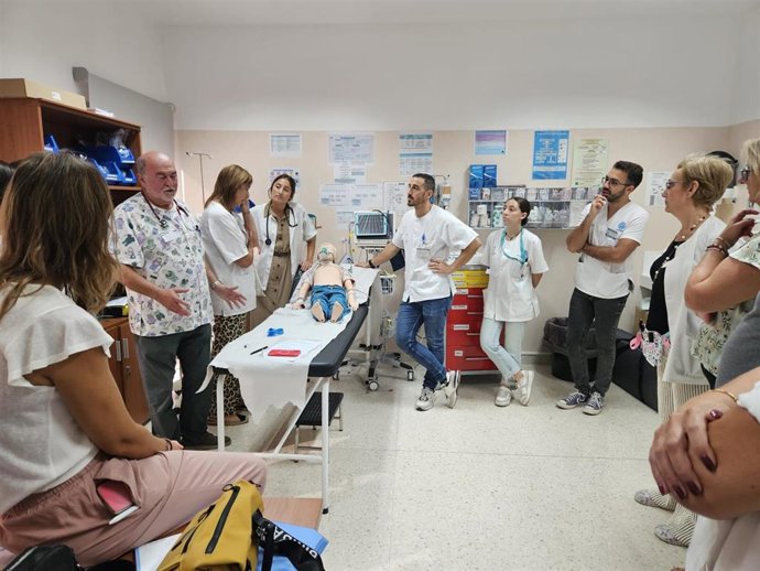 Profesionales sanitarios participan en una sesión formativa en el Distrito Sanitario Almería.