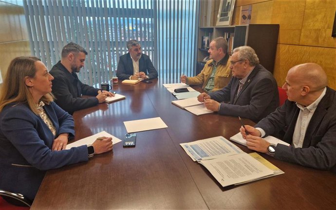 El consejero de Movilidad, Medio Ambiente y Gestión de Emergencias, Alejandro Calvo, reunido con los presidentes de Asetra y Cesintra, Ovidio de la Roza y Manuel Ángel García.