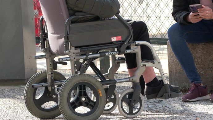 Una persona en silla de ruedas.