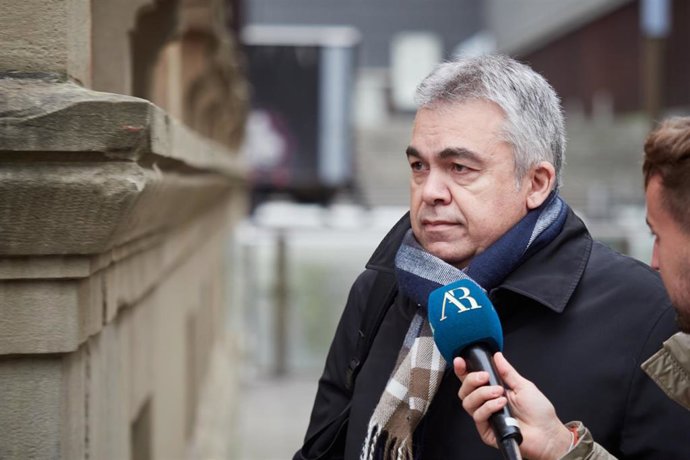 Archivo - El exsecretario de organización del PSOE Santos Cerdán comparece en la Comisión de Investigación sobre adjudicaciones públicas del Parlamento de Navarra, a 11 de febrero de 2026, en Pamplona, Navarra (España).