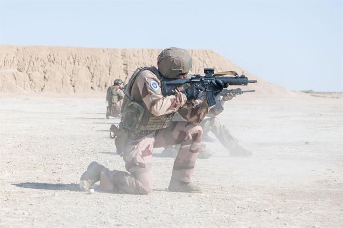 Un soldat de la companyia francesa de Protecció de les Forces (FP) de de la missió de l'OTAN a l'Iraq (NMI) participa en un exercici d'evacuació mèdica (MEDEVAC) amb un destacament polonés.