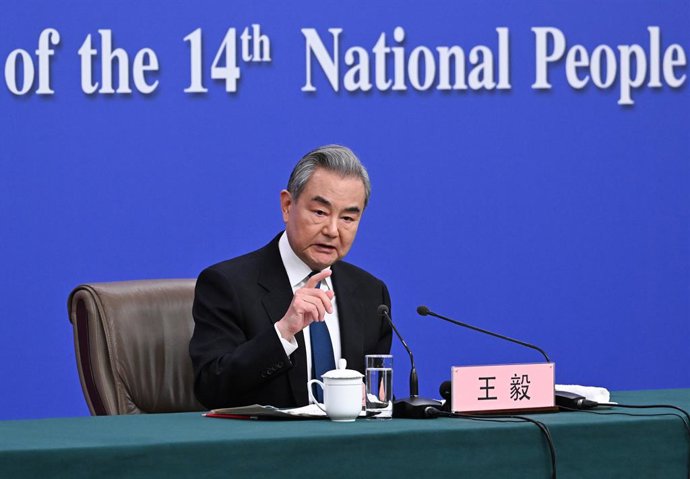 PEQUIM, 8 de março de 2026  -- O ministro das Relações Exteriores da China, Wang Yi, que também é membro do Bureau Político do Comitê Central do Partido Comunista da China, participa de uma coletiva de imprensa sobre a política externa e as relações exter