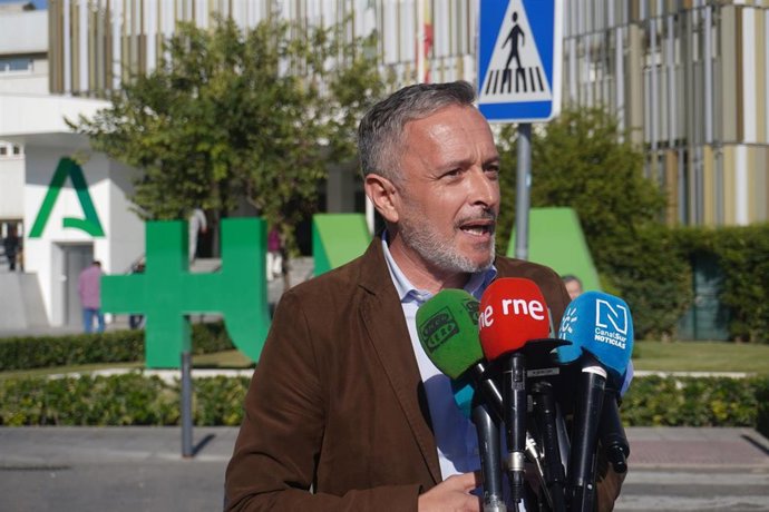 Archivo - El portavoz adjunto del PSOE-A en el Parlamento andaluz, Rafael Recio, atiende a los medios ante el Hospital Macarena, en foto de archivo.