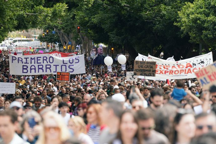 Archivo - Arquivo - Milhares de pessoas se manifestam em Málaga pelo direito à moradia, em 5 de abril de 2025, em Málaga (Andaluzia, Espanha).  Os moradores de Málaga saíram às ruas para reivindicar, em uma manifestação, o direito à moradia sob o lema “Ac