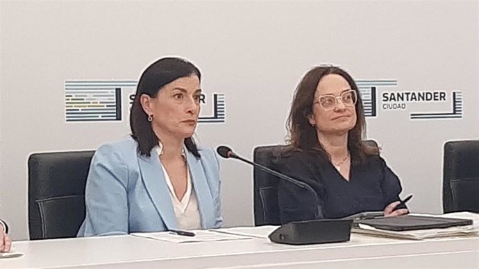 La alcaldesa de Santander, Gema Igual (derecha) ,en la rueda de prensa de este miércoles