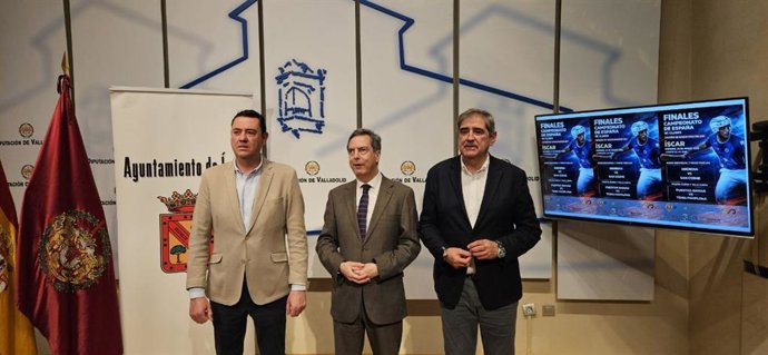 El diputado del Servicio de Deportes y Juventud, Javier González, junto con el alcalde de Íscar, José Andrés Sanz, presentan el Campeonato de España de pelota mano y herramienta