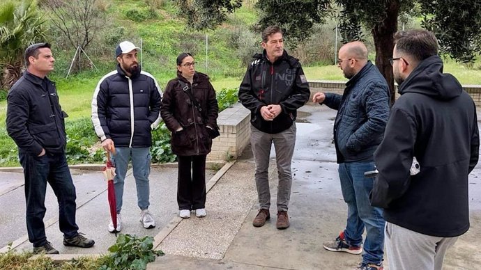 El portavoz del grupo municipal Vox Málaga, Antonio Alcázar, junto con veicnos de Soliva-Este