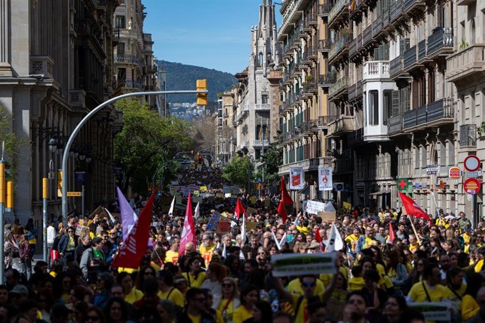 Imagen de archivo - Decenas de personas durante una manifestación de docentes, a 16 de marzo de 2026, en Barcelona, Catalunya (España).